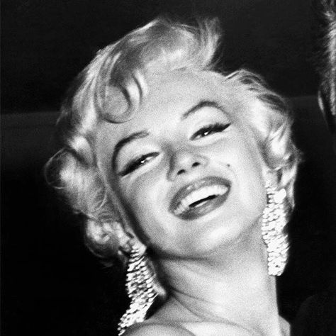 Marilyn Monroe Fantasy (@MarilynSpirit) | Twitter Make A Girl Laugh, Photos Rares, Marilyn Monroe Photos, Hollywood Icons, Norma Jean, Norma Jeane, Old Hollywood, Marilyn Monroe, American Actress