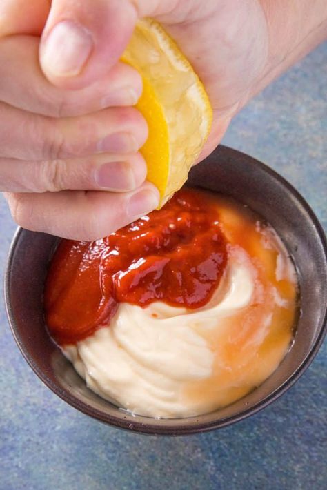 Creamy Sriracha Mayo Recipe - Chili Pepper Madness Spring Roll Dipping Sauce, Sriracha Mayo Recipe, Sriracha Mayo Sauce, Homemade Sriracha, Sushi House, Sweet Sushi, Yotam Ottolenghi Recipes, Sushi Recipes Homemade, Chili Sauce Recipe