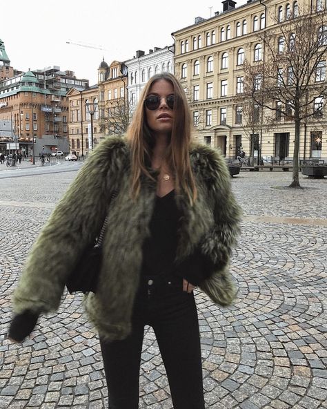 Hiking Attire, Pretty Winter Outfits, Fur Coat Outfit, Mode Shoes, Green Fur, Coat Outfit, 가을 패션, Mode Inspiration, Winter Looks