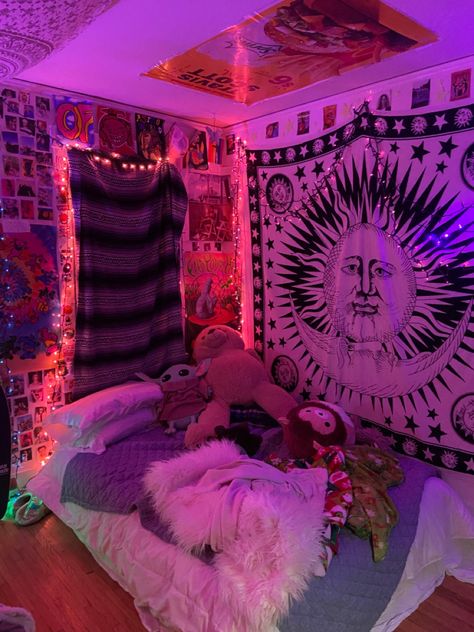 Trippy Aesthetic Bedroom Ideas, Tapestry Room Aesthetic, Vibey Bedroom Ideas, Trippy Rooms Bedrooms, Hippie Room Decor Bohemian, Trippy Bedroom, Vibey Room, Hippie Bedroom Decor, Hippy Room