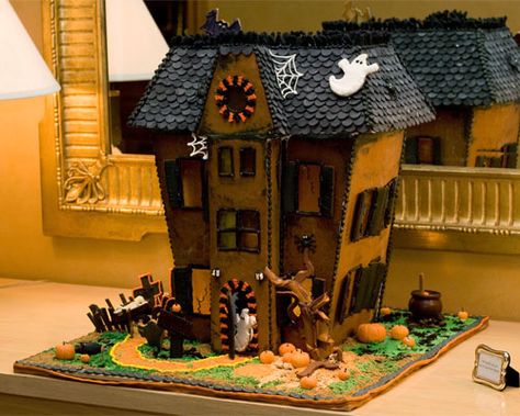 Chloe’s Inspiration ~ Gingerbread Halloween Houses Black Gingerbread House, Gothic Gingerbread House, Cute Halloween Food, Haunted Gingerbread House, Haunted House Cake, Halloween Gingerbread House, Halloween Gingerbread, Make A Gingerbread House, Halloween Dishes