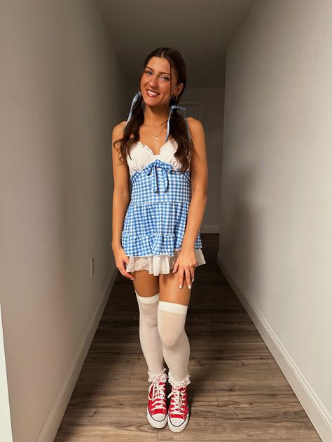 insta: @emma.vigi Halloween Costumes Latina, Dorthy Wizard Of Oz Costume, Dorthy Costume Ideas, Solo Halloween Costumes College, Hallo Costumes, Halloween Costume College, Solo Halloween Costumes, The Wizard Of Oz Costumes, Wizard Oz