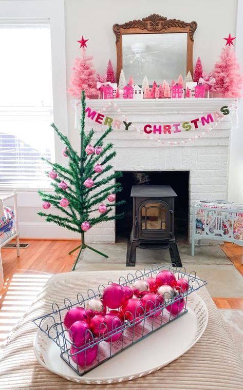 Hot Pink Christmas Aesthetic, Blush Pink Christmas Decorations, Merry Pinkmas, Bright Christmas Decor, College Christmas, England Christmas, Girly Christmas, Christmas Apartment, Pink Xmas