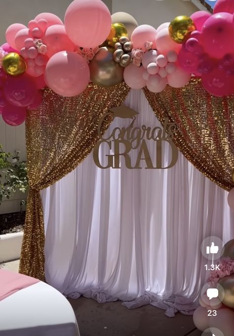 Pink Graduation Party Decorations, Gold Graduation Decorations, Pink Graduation Party, Graduation Reception, College Graduation Party Decorations, Grad Party Theme, Graduation Party Pictures, Graduation Party Table, Backyard Graduation Party