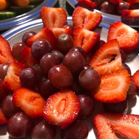 Red grapes and sliced strawberries 😱 Strawberry And Grapes, Grapes And Strawberries, Strawberries And Grapes, Grape Snacks, Sliced Strawberries, Frozen Grapes, Party Inspo, Red Grapes, Party Cups