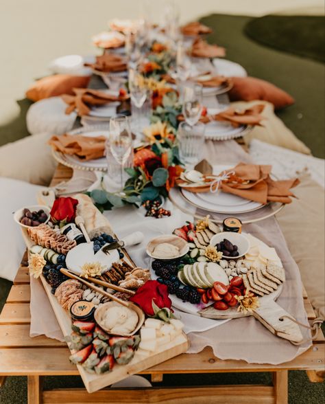 Charcuterie Board Table, Thanksgiving Picnic, Picnic Charcuterie Board, Summer Appetizers, Friendsgiving Ideas, Summer Appetizers Easy, Baby Brunch, Luxury Picnic, Fall Picnic