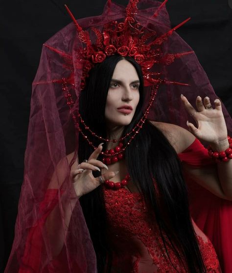 Vampire Queen Aesthetic, Transylvania Costume, Og Characters, Vampire Inspiration, Vampire Women, Vampire Ball, Gothic Ideas, Victorian Vampire, Vampire Makeup