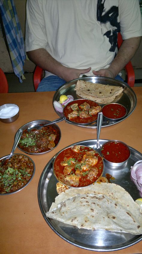 Authentic Maharashtrian cuisine. Chicken Masala with Bhakris and Mutton Kheema and Mutton Masala along with onion and slice of lemon for flavour! Chicken Thali Indian, Mutton Thali, Chicken Thali, Maharashtrian Food, Mutton Masala, Indian Fast Food, Veg Recipe, Indian Meal, Vegetarian Indian