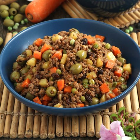 This flavorful Filipino-style Picadillo made of ground beef and select vegetables is ready in less than 30 minutes using one pan only! A hearty and satisfying dish that you can serve with a side of rice or bread or make as a filling for tacos or empanada. | www.foxyfolksy.com #FoxyFolksyRecipes #picadillo #beefginiling #arrozalacubana Picadillo Recipe, Lean Protein Meals, Filipino Recipe, Filipino Foods, Filipino Style, Recipe Beef, 2024 Recipes, Chai Recipe, Filipino Dishes