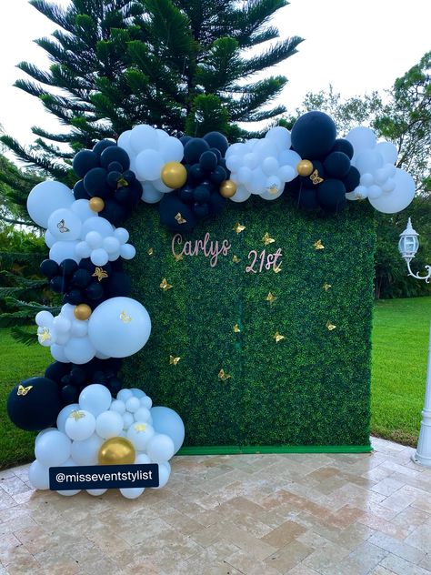 Balloon Arch Grass Wall, Grass Wall Backdrop Birthday, Grass Wall Decoration Ideas For Party, Grass Wall Birthday Decor, Grass Backdrops With Balloons, Black White And Gold Balloon Garland, Grass Wall With Balloons, Grass Wall Backdrop With Balloons, Prom Backdrop Ideas Outside