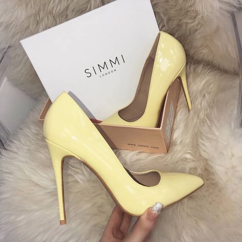 Yellow High Heels, Heels Aesthetic, Fashion Shoes Heels, Yellow Heels, Prom Heels, Fancy Shoes, Cute Heels, Yellow Shoes, Prom Shoes