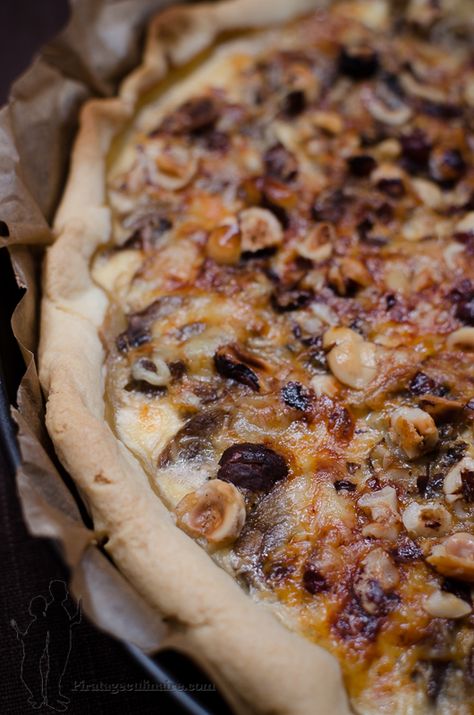 Tarte aux champignons, au comté et aux noisettes | Piratage Culinaire Tarte Sale, Tarte Tartin, Easy Diner, Food Platters, Good Healthy Recipes, Veggie Recipes, No Cook Meals, Food Dishes, Food Inspiration