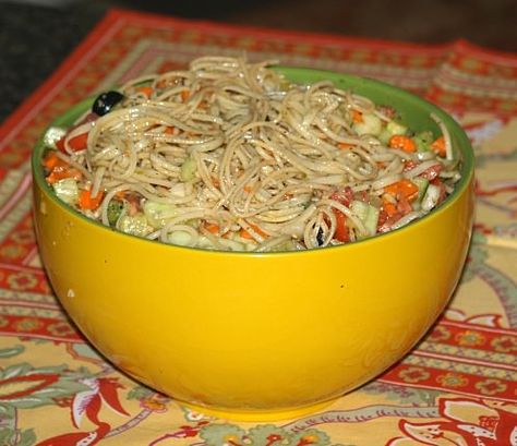 Learn how to make salad recipes for a crowd. This spaghetti salad for a crowd is very economical. Prepare spaghetti then combine with Italian dressing and vegetables. Serves 24 people. Salad Recipes For A Crowd, Salad Citrus, Recipes Pasta Salad, Potluck Salads, Salad With Lime Dressing, Salad For A Crowd, Crowd Food, Delicious Salad Recipes, Tomatoes Dinner