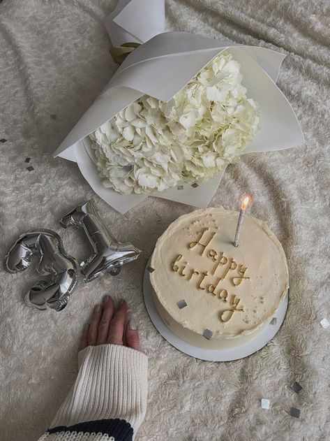 31 Bday Ideas, 31 Bday Cake, Vogue Birthday Party, Happy Birthday 31, Happy Birthday To Me Aesthetic, 31 Birthday, Happy 31 Birthday, Birthday Details, Cake Balloons