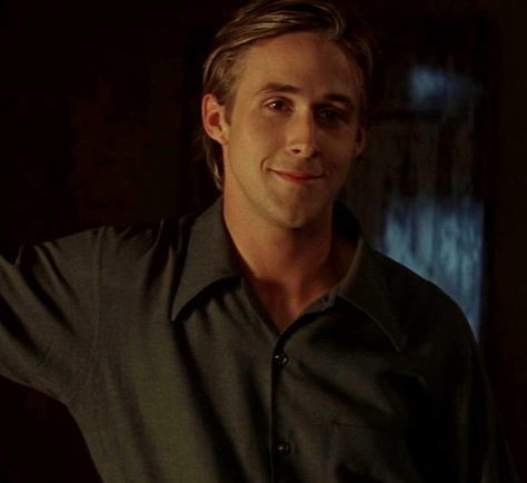 ryan gosling the notebook Ryan Gosling Noah, Famous Men Actors Man Crush, Ryan Gosling In The Notebook, Ryan Gosling Pictures, The Notebook Ryan Gosling, Noah Calhoun The Notebook, Ryan Gosling 90s, Noah Notebook, Hot Celebrity Actors Men