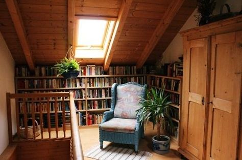 Warning: You may have the sudden urge to declutter your attic and convert it into a book nook. Home Library Design Ideas, Attic Library, Cozy Home Library, Home Library Rooms, Home Library Design, Attic Renovation, Attic Spaces, Attic Remodel, Design Library