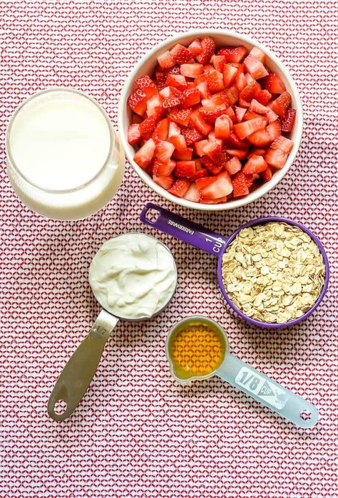 Rolled Oats Recipe Overnight, Strawberry Cheesecake Overnight Oats, Sweet Oatmeal, Fitness Smoothies, Cheesecake Overnight Oats, Overnight Oats With Yogurt, Strawberry Overnight Oats, On The Go Breakfast, Advocare Recipes