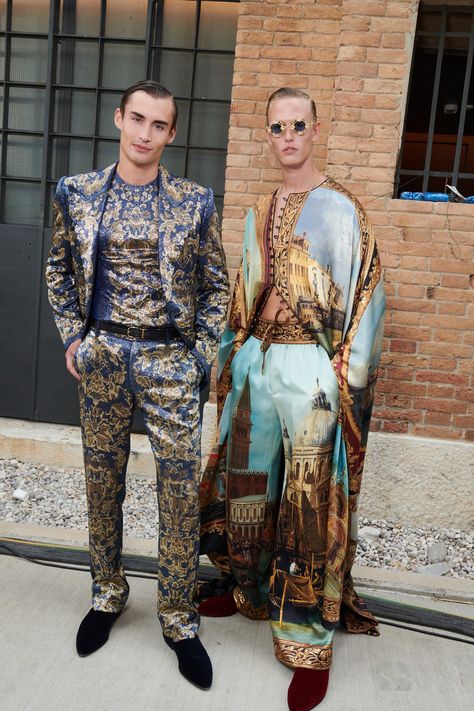 Fashion Extravagant, Satin Suits, Dolce And Gabbana Suits, Fashion Calendar, Ivy League Style, Concept Clothing, Mens Fashion Classy, Dolce E Gabbana, Dolce And Gabbana Man