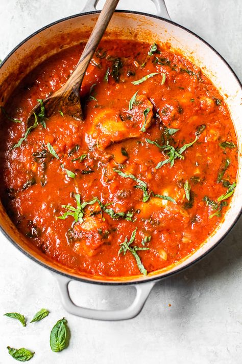 Chicken Cacciatore is a rustic Italian chicken dish made with bell peppers and mushrooms simmered in tomato sauce. #chicken #chickenrecipes #healthyrecipes #healthychickenrecipes #dinnerrecipes #healthyrecipes #weightwatcherrecipes #lowcalorierecipes Chicken Cacciatore Slow Cooker, Italian Chicken Dishes, Cacciatore Recipes, Chicken Cacciatore, Skinnytaste Recipes, Whole Wheat Pasta, Eat Seasonal, Skinny Taste Recipes, Healthy Delicious