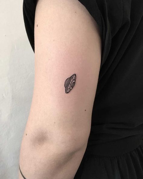 Alien Spaceship Tattoo, Spaceship Tattoo, Mens Body Tattoos, Stick Poke, Ufo Tattoo, Stunning Tattoos, Hippie Tattoo, Z Tattoo, Hidden Tattoos