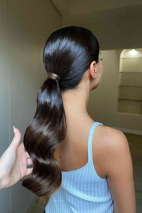 Image of a slicked back low ponytail, ideal for a clean and sophisticated summer style. Bridesmaid Ponytail, Low Pony Hairstyles, Retro Ponytail, Bridesmaid Hair Inspo, Wedding Ponytail, Slick Ponytail, Slicked Back Ponytail, Pony Hairstyles, Sleek Ponytail Hairstyles