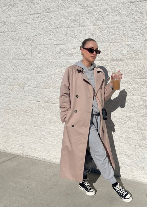 Sweatpants Trench Coat Outfit, Grey High Top Converse Outfit, Converse And Trench Coat Outfit, Trench With Hoodie Outfit, Converse High Tops Outfit Winter, Trench Coat With Hoodie Outfit, Winter Converse Outfit, Converse Platform Outfit Street Styles, Outfit Converse High