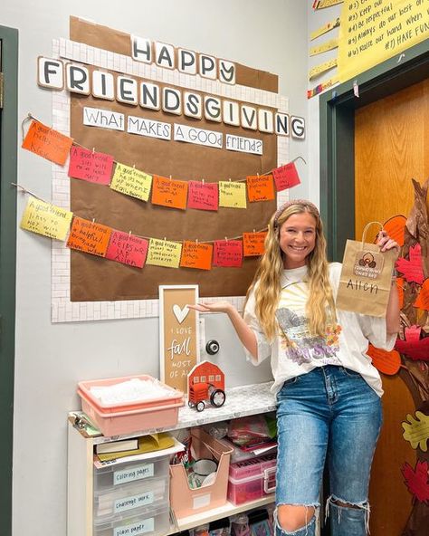 Rachel ☆ 1st Grade on Instagram: "It’s time for Friendsgiving in the classroom! 🧡 I focus on friendships and thankfulness this month and it is so sweet to watch these kiddos love on each other! 🫶🏼 each kiddo gets a “swag bag” that we fill up with kindness notes, pictures, and crafts all month! some things we do: - make cards for each other in class - draw pictures - make cards for our lunch crew & cleaning crew - make cards and pictures for our headmaster & principal - make cards for our offic Friendsgiving For Kindergarten, Classroom Friendsgiving Ideas, Friendsgiving In The Classroom, Friendsgiving Classroom Ideas, Preschool Friendsgiving, Classroom Friendsgiving, Classroom Thanksgiving, Kindness Notes, Class Mom