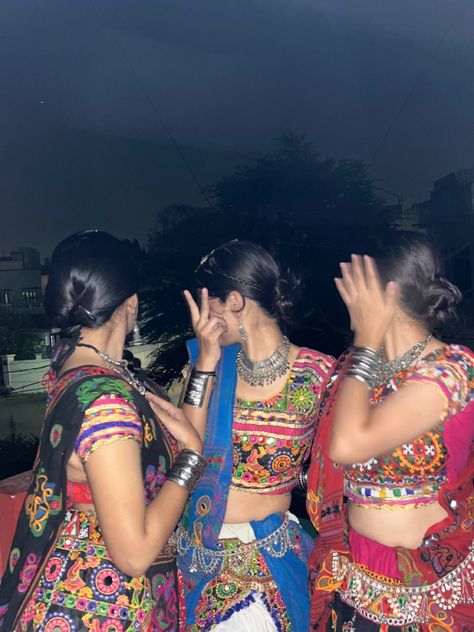 Garba Pics With Friends, Navratri Pics, Navratri Vibes, Navratri Poses, Navratri Pictures, Dandiya Night, Garba Night, Cute Friend Poses, Navratri Garba