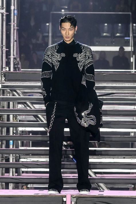 Philipp Plein Fall 2024 Ready-to-Wear Runway, Fashion Show & Collection Review [PHOTOS] God Of Darkness, Boyfriend Fashion, Nike Slippers, Man Dressing Style, Men Fashion Show, Menswear Runway, Haute Couture Runway, Chinese Design, Dressing Style