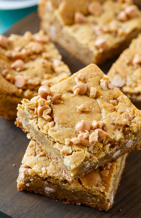 Butterscotch Toffee Blondies are a little chewy and insanely buttery. Butterscotch Toffee, Butterscotch Blondies, Cake Brownie, Paula Deen Recipes, Blondies Recipe, Cake Bars, Köstliche Desserts, Bar Cookies, Butter Cake