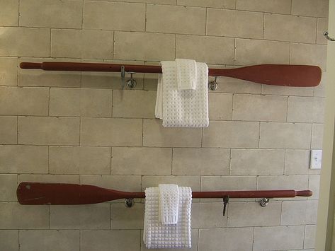 Cool Towel Rack | Flickr - Photo Sharing! Boat Oars made into towel racks Lake Bathroom, Bath Outdoor, Wooden Oars, Lake House Bathroom, Deco Marine, Boat Oars, Lake Houses, Houses Ideas, Towel Rod