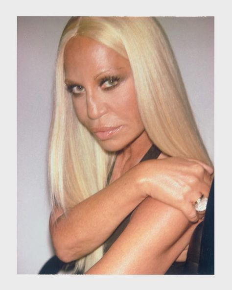 Ezra Petronio on Instagram: “@donatella_versace @selfservicemagazine” Donatella Versace Aesthetic, Donatella Versace 90s, Donatello Versace, Ezra Petronio, Versace Aesthetic, Gianni And Donatella Versace, Versace 90s, Versace Designer, Style Muse