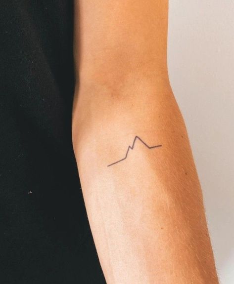 Mountain Line Tattoo, Tattoo Montagne, Fine Line Mountain Tattoo, Tattoo Berge, Berg Tattoo, Heartbeat Tattoo, Tattoo Travel, Ear Tattoo Ideas, M Tattoos