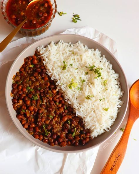 Black chickpeas/ Kala chana Black Chana Recipe, Healthy Legumes, Vegetarian Rice Dishes, Chana Recipe, Black Chickpeas, Salad Inspiration, Homemade Curry, Rice Skillet, Healthy Rice