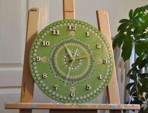 Dotting art, mandala dotting, mandala art, clock painting Wall Clock Lippan Art, Lippon Art, Green Clock, Mirror Canvas Art, Lipan Art, Painted Mirror Art, Clock Making, Diy Watch, Dotting Art