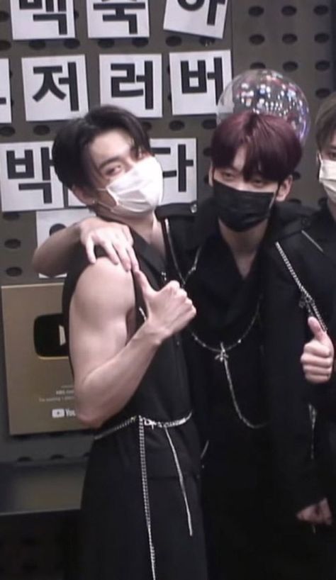 Yeonjun Muscle, Beomgyu Muscles, Attack On Titan Mike, Bigger Arms, Boy Idols, Choi Yeonjun, Jungkook Abs, Arm Workout, 2000s Movies Aesthetic