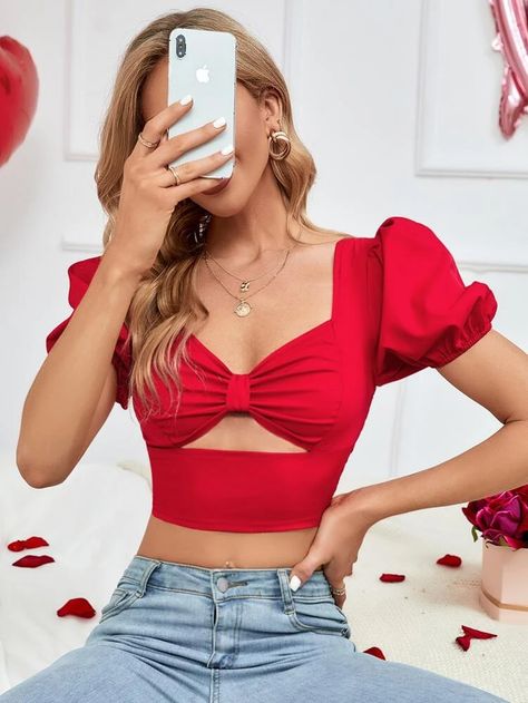 Camisa corta escote corazón pecho con fruncido con abertura | SHEIN USA Curved Hem Shirt, Saree Wearing, Saree Wearing Styles, Red Crop Top, Fashion Days, Plain Tops, Red Outfit, Crop Blouse, Sweetheart Neck