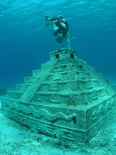 Cozumel (Mayan: Island of the Swallows) (Kùutsmil in Modern Maya) is an island in the Caribbean Sea off the eastern coast of Mexico's Yucata... Underwater City, Cozumel Mexico, Scuba Diver, Ancient Aliens, Cozumel, Underwater Photography, In The Ocean, Underwater World, Machu Picchu