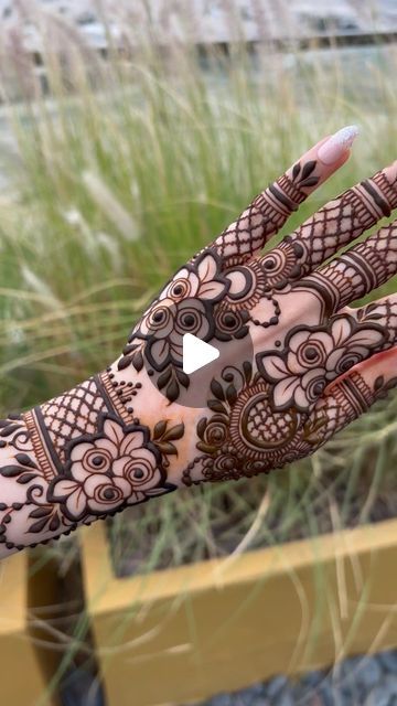 Dubai Mehendi Designs, Dubai Henna, Hand Mehndi Designs, Traditional Henna, Eid Henna, Rose Mehndi Designs, Mehndi Brides, Mehndi Artist, Hand Mehndi