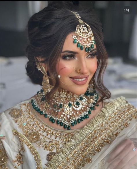 Desi Bride Hair, Desi Bridal Makeup, Prizren Kosovo, Lehenga Hairstyles, Pakistani Bridal Hairstyles, Bride Looks, Bridal Hairstyle Indian Wedding, Asian Bridal Makeup, Indian Bride Makeup