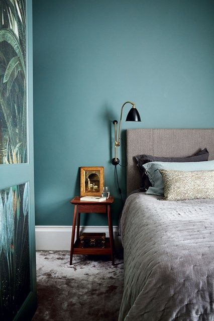 A contemporary teal Blue Bedroom with grey velvet Accessories in Bedroom Ideas. Modern blue bedroom with grey bed and carpet and wall mounted bedside light. Teal Blue Bedroom, Beach Style Bedroom, Turquoise Room, Bedroom Turquoise, Teal Bedroom, Teal Walls, Bedroom Wall Colors, Teal And Grey, Paint Colours