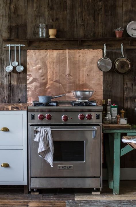 Cocina Shabby Chic, Cozy Cottage Kitchen, Stove Backsplash, Copper Backsplash, Farmhouse Remodel, Cottage Kitchens, Cozy Kitchen, Chic Kitchen, Summer Kitchen