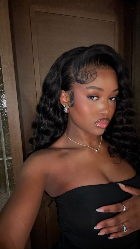 Dark Feminine Black Women, Wavy Hair Black Women, Curly Wigs Black Women, Black Faceclaims Female, Baddie Black Women, Beauty Black Women, Dark Skin Black Women, Wig Tips, Glamour Makeup Looks