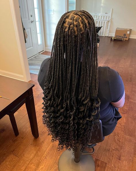 Explore stunning knotless braids with curls hairstyles – 13 unique looks for your next glamorous transformation! Click the article link for more photos and inspiration like this // #boxbraids #fauxlocs #goddessbraids #knotlessbraids #knotlessbraidscurlyhair #knotlessbraidswithcurls #locs #longknotlessbraids Knotless Box Braids Medium Curls At The End, Knowles’s With Curls, Bra Length Braids With Curls, Knotledd Braids With Curls, Latest Knotless Braids Hairstyles 2024, Black Braids Hairstyles With Curls, Long Black Braids With Curls, Knowles’s Braids With Curls Hairstyles, Knotless Curls At The End