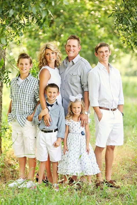 Family Photo Outfits Winter, Family Portrait Outfits, Summer Family Pictures, Family Photo Colors, Big Family Photos, Large Family Photos, Cute Family Photos, Family Photoshoot Poses, Summer Family Photos