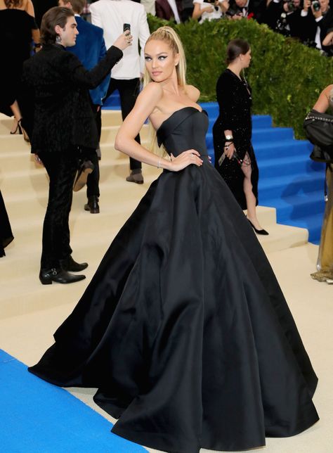 The Most Noteworthy Looks From The 2017 Met Gala #refinery29 http://www.refinery29.com/2017/05/152471/met-gala-best-dressed-2017#slide-6 Red Carpet Dresses Gowns, Met Gala Dresses, Black Ball Gown, Met Gala Red Carpet, Vogue Australia, Candice Swanepoel, Monica Bellucci, Celebrity Red Carpet, Irina Shayk