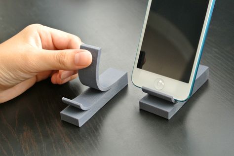 Sticky note style phone holder, 3d printed Iphone Gifts, Phone Stand For Desk, Iphone Holder, Iphone Stand, 3d Printed Metal, 3d Printed Objects, Iphone Prints, Support Telephone, Utila