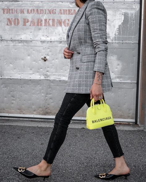 Balenciaga Ville Bag Outfit, Neon Bag Outfit, Top Handle Bag Outfit, Yellow Bag Street Style, Balenciaga Ville Bag, Mules Street Style, Nathalie Martin, Yellow Balenciaga, Clutch Outfit