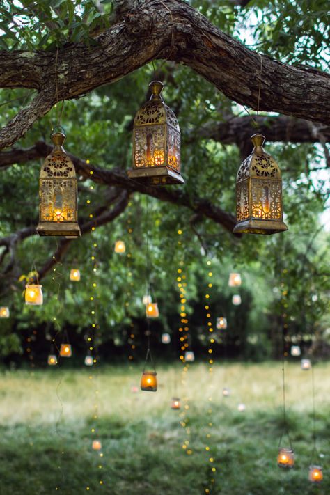 beautiful hanging lanterns and votive candles from a tree for a beautiful outdoor ceremony backdrop Fairy Tree Lights, Backyard Wedding Lanterns, Fairy Lights On Trees, Tree Lanterns Hanging, Forestcore Wedding, Outdoor Tree Lights, Beltane Festival, Lanterns Hanging From Trees, Sangeet Theme