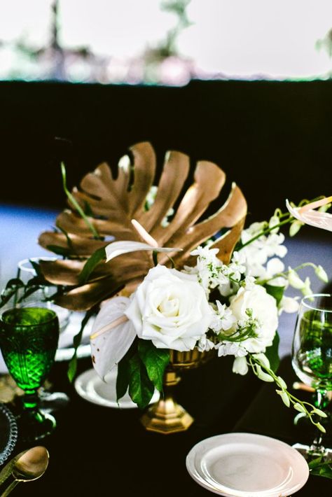 1920s Flower Arrangements, Art Deco Floral Arrangements, Art Deco Flower Arrangements, Gatsby Flowers, Art Deco Wedding Flowers, Art Deco Wedding Centerpieces, Decoration Home Ideas, Art Deco Centerpiece, Modern Art Deco Wedding